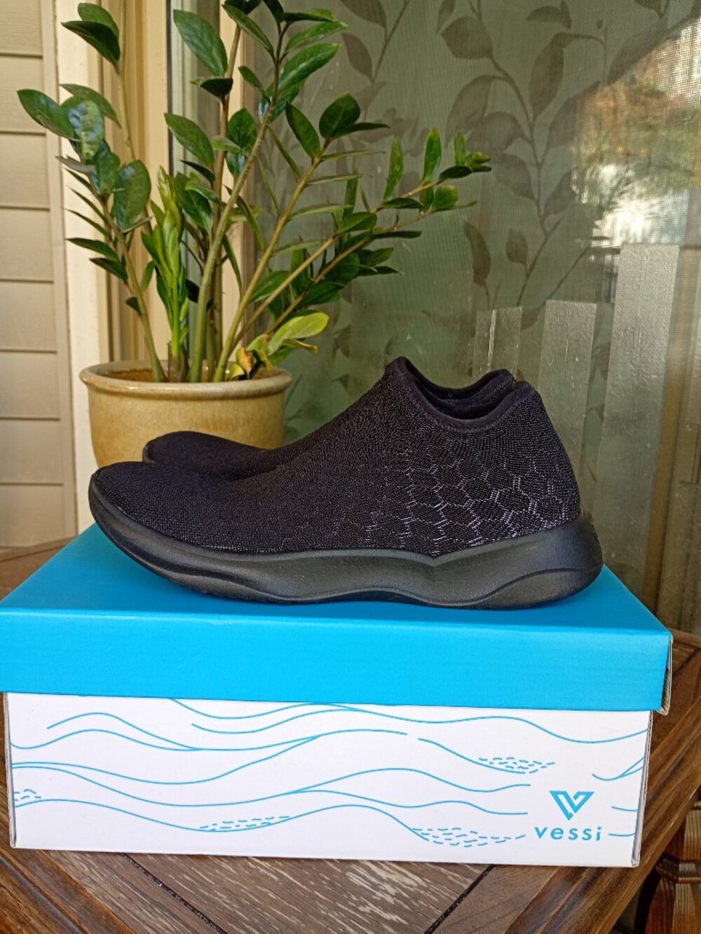 VESSI Skyline Lunar Black Slip On Sneaker Waterproof Women's 8 New in Box